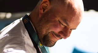 Maarten van Gils van opzij, geconcentreerd aan het werk in koksbuis.